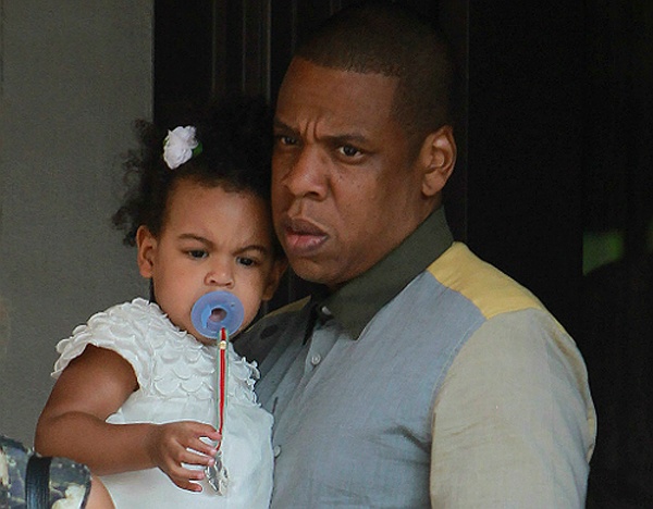 Bố con Jay Z – Blue Ivy cùng một biểu cảm cau có. Công chúa của vợ chồng Beyonce – Jay Z năm nay lên 3 tuổi. 