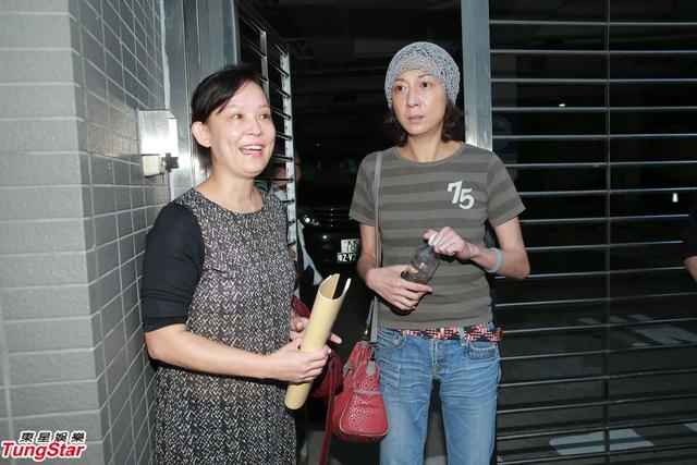 Ngô Ỷ Lợi đến trường gặp giáo viên trao đổi về việc con gái bỏ đi.