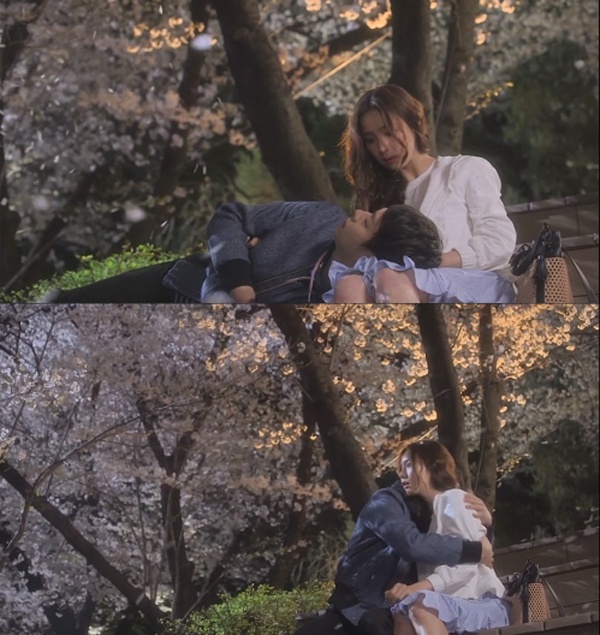 Ở tập 6 bộ phim Sensory Couple mới ra mắt, anh chàng Moo Gak (Park Yoochun) ngủ quên trên đùi cô gái Cho Rim (Shin Se Kyung). 