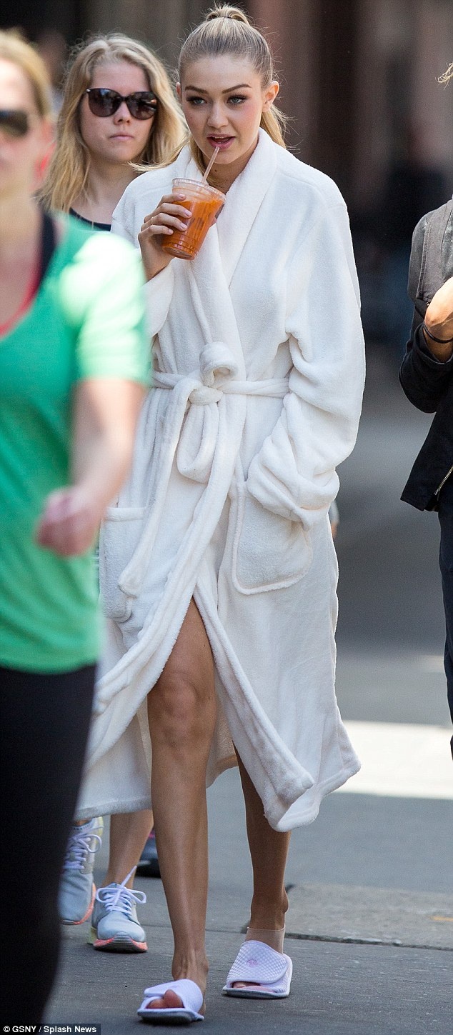 Người đẹp thay trang phục trong giờ nghỉ giải lao. Có mẹ là ngôi sao truyền hình Yolanda Foster, con đường người mẫu của Gigi có phần thuận lợi hơn. Cô đóng quảng cáo từ khi còn nhỏ. Nhưng phải tới khi lập tài khoản trên mạng xã hội Instagram, Gigi mới thực sự trở thành thần tượng của giới trẻ. Cô còn là người yêu của nam ca sĩ Cody Simpson. 