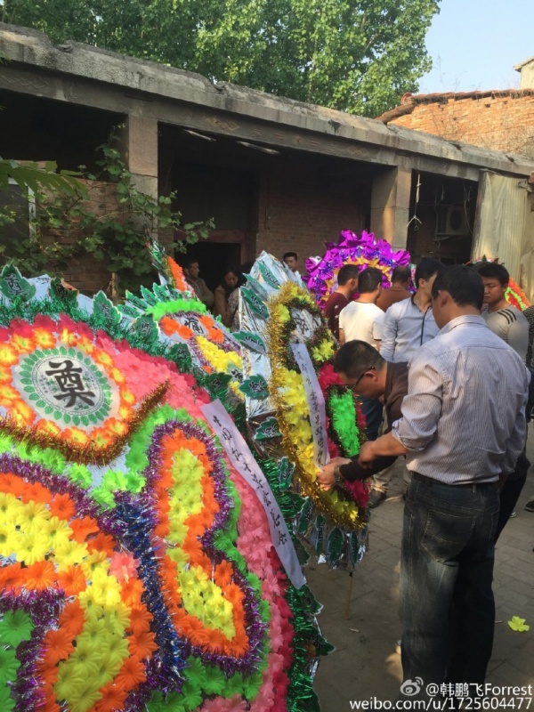 Những vòng hoa dưa tiễn Đặng Minh Hạ.