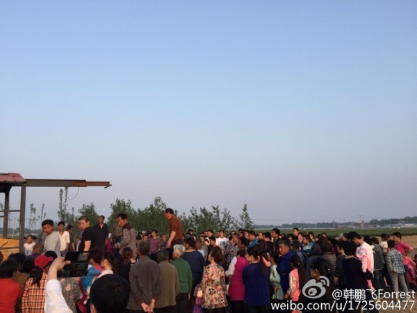 Rất nhiều người đã có mặt trong lễ tang.