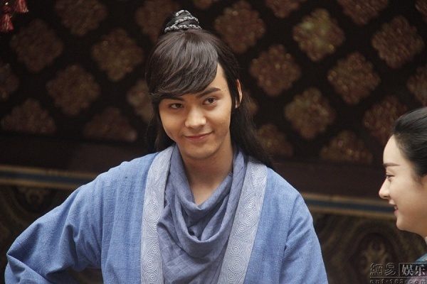 Trần Vỹ Đình sinh năm 1985 và đang là tiểu sinh mới của làng giải trí. Thời gian qua, anh liên tục được mời tham gia các dự án phim ăn khách như Cổ kiếm kỳ đàm, Hoạt sắc sinh hương…Trong Top bầu chọn Nam thần mới, anh nhận được đa số phiếu của cư dân mạng.