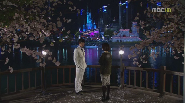 Tác phẩm ăn khách từng khiến khán giả phát cuồng The Greatest Love cũng không nằm ngoài xu hướng này. Trong tập 5, anh chàng Dokko Jin (Cha Seung Won) đưa Ah Jung (Gong Hyo Jin) đến một ban công gần hồ nước, có hai cây hoa anh đào đang rụng nở rộ để kỷ niệm 10 năm cô hoạt động trong làng giải trí. 