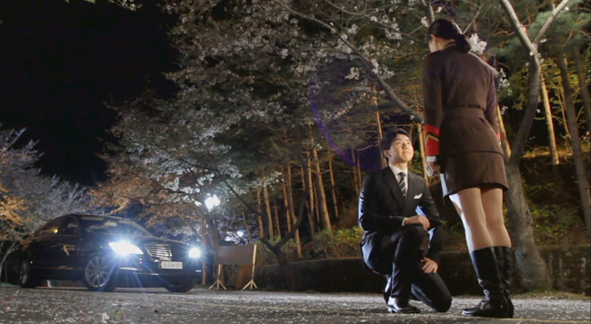 Vào một buổi tối mùa xuân, trên con đường xung quanh trồng hoa anh đào, Jae Ha (Lee Seung Gi) quỳ gối tỏ tình với Hang Ah (Ha Ji Won) trong The King 2 Hearts. 