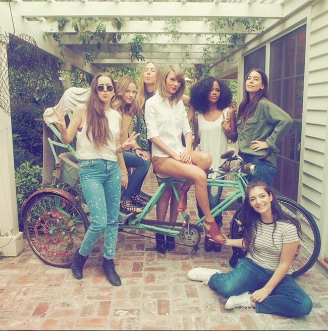 Nhóm bạn thân thiết của Taylor tại bữa tiệc nướng hôm 28/4.