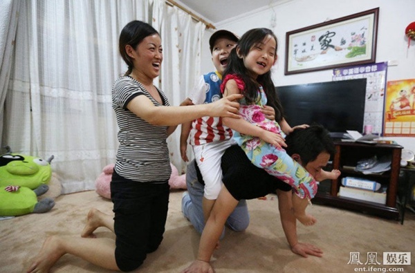 Ảnh cậu bé vui đùa với em gái khi còn sống. Gia đình tiết lộ hai tháng trước khi qua đời, sao nhí 8 tuổi đã không thể ra khỏi giường. Biến chứng ở phổi, Đặng Minh Hạ phải trợ thở hoàn toàn. “Chúng tôi hiểu rằng, mọi việc đã không thể cứu vãn. Bệnh của thằng bé đã vô phương cứu chữa, nhưng chúng tôi sống rất hạnh phúc. Chúng tôi muốn trước khi con qua đời, con vẫn mỉm cười với cuộc sống này”, mẹ của Đặng Minh Hạ khóc nói.