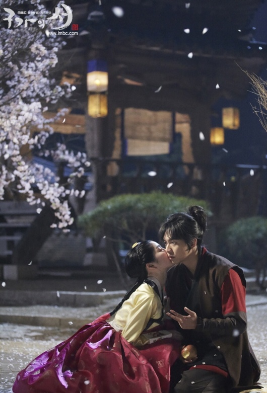 Nụ hôn bất ngờ mà cô bé Chung Jo (Lee Yoo Bi) dành tặng trong một đêm xuân, dưới sân ngập đầy cánh hoa anh đào khiến anh chàng Kang Hee (Lee Seung Gi) không thể quên. Đây là một cảnh lãng mạn trong bộ phim ăn khách Gu Family Book.