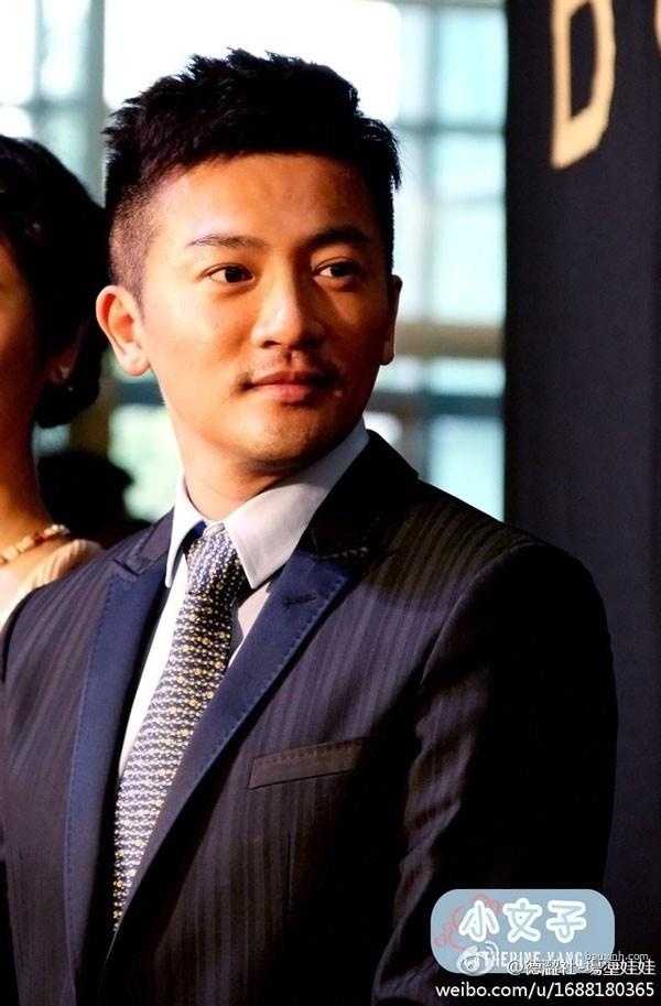 Tô Hữu Bằng ở tuổi tứ tuần vẫn được coi là sao nam sạch bóng scandal, ngoại trừ tin đồn giới tính. Từ khi khởi nghiệp đến nay, anh chưa công khai tình cảm với bất kỳ ai. Đáng chú ý, tài tử này từng đăng trên trang cá nhân một clip nóng đồng tính. Mặc dù sau đó, chủ nhân của blog đã tức tốc đính chính anh bị trộm mật mã, nhưng chuyện bé đã được xé ra to, hiện tại, anh chàng đang phải 