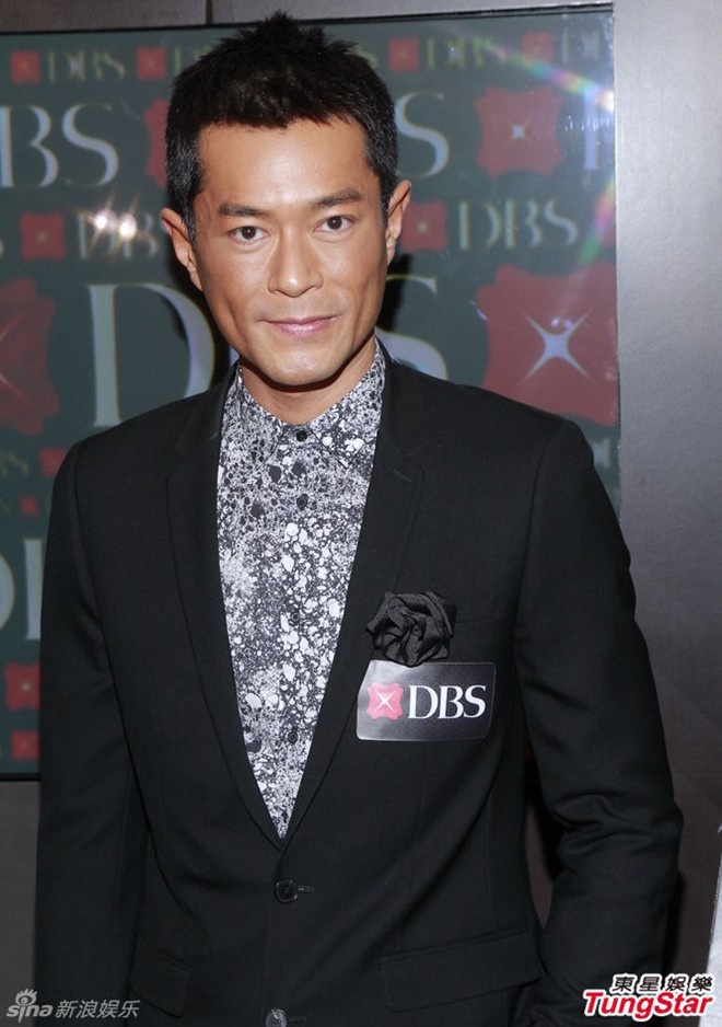 Nhưng về đời tư, Cổ Thiên Lạc vướng không ít thị phi. Anh dính nghi án đồng tính khi hoàn toàn kín tiếng về việc tình cảm.  Trong quá khứ, người giới thiệu anh chính thức vào nghề là Trương Quốc Vinh, một ngôi sao đồng tính huyền thoại trong làng giải trí Hoa ngữ.  Có nguồn tin, thời gian đó, Cổ và Quốc Vinh từng say đắm nhau. Năm 2013, anh còn vướng tin đồn là trai bao của một đại gia.