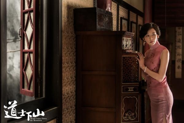 Lâm Chí Linh dịu dàng trong trang phục truyền thống. Nhiều ý kiến cho rằng, cảnh nóng trong phim là thừa thãi.