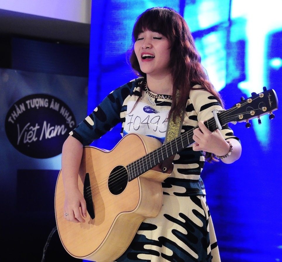 Lê Phương Linh - top 72 Vietnam Idol 2013 quay lại “phục thù”: Lặn lội từ Nghệ An lên thủ đô Hà Nội đăng ký dự thi, Lê Phương Linh mang theo quyết tâm lớn trở lại sân chơi ca hát có tiếng này. Sau hai lần thất bại ở các mùa giải 2010 và 2013, gần một năm qua, cô sinh viên của trường ĐH Kinh doanh & Công nghệ Hà Nội đã kịp tích luỹ thêm kinh nghiệm cho mình nhờ khoảng thời gian học tập về âm nhạc tại Hàn Quốc, khi lọt top 12 cuộc thi Kpop Superstar. Tuy còn khuyết điểm trong cách xử lý bài hát, nhưng Lê Phương Linh cũng giành suất vào TP HCM thi vòng Nhà hát. 