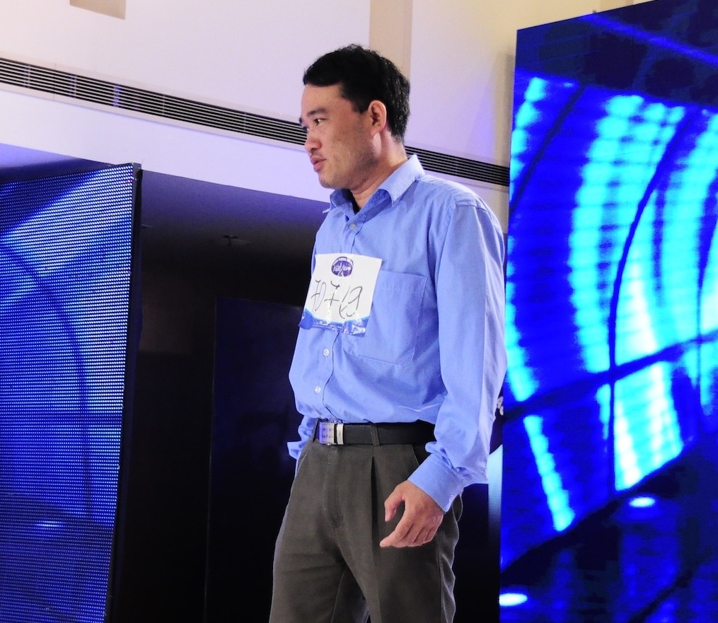 Thí sinh lớn tuổi nhất Thần tượng âm nhạc Việt Nam 2015 - Trần Thế Đượm: Xuất hiện tại vòng Thử giọng khu vực miền Bắc, Trần Thế Đượm để lại ấn tượng sâu đậm với ban giám khảo lẫn khán giả truyền hình không chỉ vì bản thân là thí sinh cao tuổi nhất chương trình, mà còn bởi anh có phần thi chẳng giống ai. Cụ thể, chàng trai gốc Nghệ An hát như đang nhẩm lời. Trong clip bên dưới, tiết mục của thí sinh 34 tuổi bắt đầu từ 03 phút 05 giây.