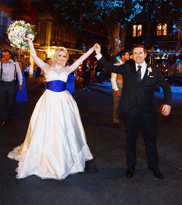 Cựu người mẫu Holly Madison và doanh nhân Pasquale Rotella tổ chức đám cưới tại Disneyland sau khi công viên đóng cửa vào buổi tối tháng 9/2013. 