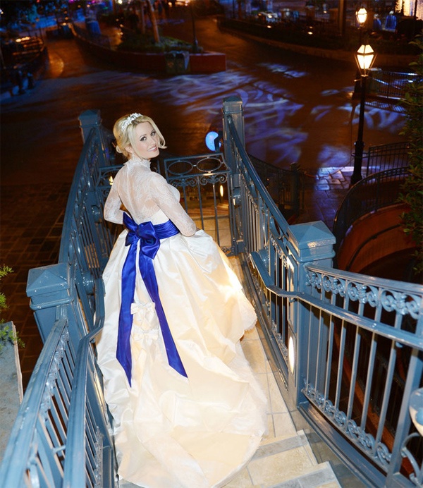 Cặp đôi nói lời thề nguyện bên ngoài lối vào khu Pirates of the Caribbean trước sự chứng kiến của 150 khách mời. Cô dâu Holly và chú rể Pasquale ghi lại những hình ảnh ở khắp công viên, bao gồm cả lâu đài. 