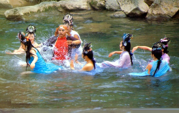 Tây du ký bản 1986: Ở tập phim Rơi nhầm vào động bàn tơ, cảnh quay bảy nàng Nhền nhện tinh tắm suối bị Trư Bát Giới phá ngang cho đến giờ vẫn khiến đoàn làm phim ngượng đỏ mặt.