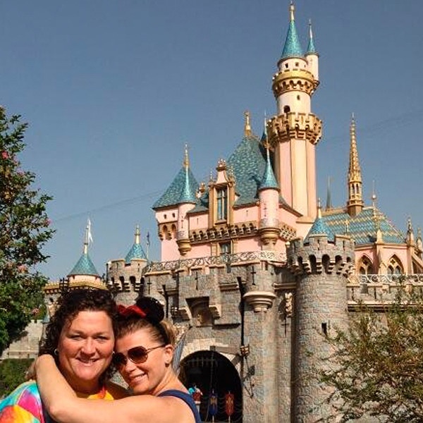 Nữ diễn viên của series ăn khách Glee Dot-Marie ngỏ lời với bạn gái Bridgett Casteen ngay trước lâu đài Công chúa ngủ trong rừng. 