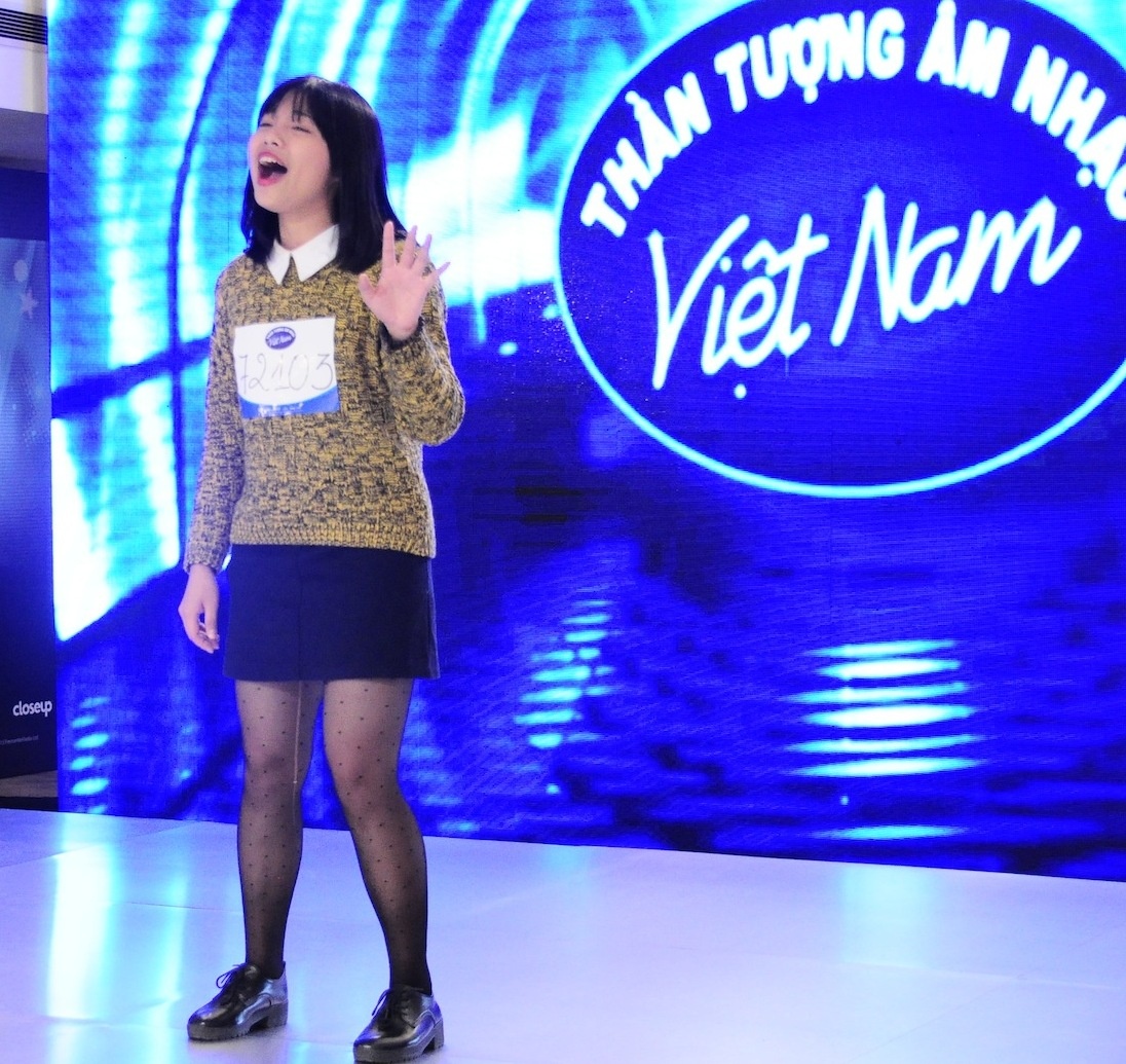 Thí sinh nhỏ tuổi nhất Vietnam Idol mùa 6 - Nguyễn Hiền Mai: Mặc dù phải chờ cả ngày mới đến lượt thi, song Nguyễn Hiền Mai (sinh năm 1998) vẫn ghi điểm với chủ nhân bốn ghế nóng khi thể hiện ca khúc Uống trà bằng chất giọng bản năng, nhiều cảm xúc.
