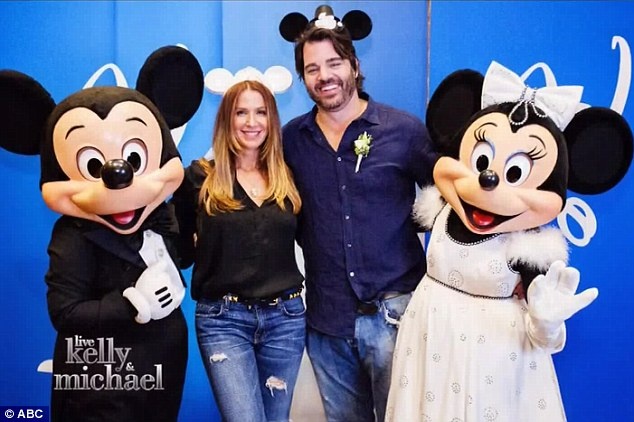 Nữ diễn viên hài hước kể lại: “Mẹ tôi phát hoảng và nói ‘Làm sao con có thể biến Disneyland thành Las Vegas được, con không thể chạy trốn đến đó và làm đám cưới được’”. Tại buổi lễ, thay vì váy cưới, nữ diễn viên của Without a Trace diện quần jeans giản dị.  