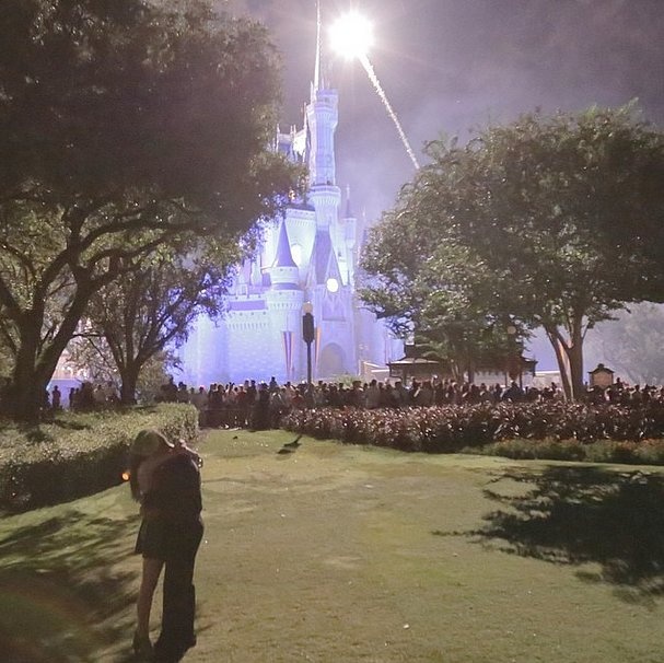 Một nguồn tin tiết lộ, Corbin đặt chiếc nhẫn bên trong chiếc giày thủy tinh và đưa nó cho bạn gái. Điều đặc biệt là Corbin và Sasha đều là những diễn viên của hãng phim Disney. 