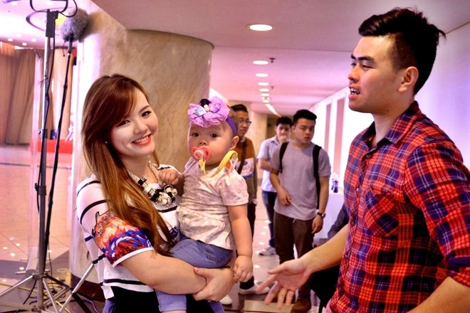 Cô nhận được bốn sự đồng ý từ ban giám khảo nhờ chất giọng nội lực, cách xử lý ca khúc điêu luyện. Dẫu vậy, thí sinh 24 tuổi lại thiếu đi phần cảm xúc khi hát - yếu tố quan trọng giúp người hát chinh phục trái tim người nghe. Trong ảnh: Vũ Hồng Nhật Trang được ông xã và con trai theo sát ủng hộ tại vòng loại. 