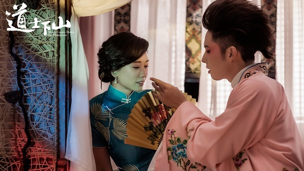 Trong phim, nhân vật do Lâm Chí Linh đóng nhờ ngoại hình xinh đẹp còn ảy sinh tình cảm với Vương Bảo Cường và cả Ngô Kiến Hào.