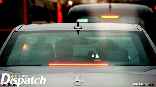 Gặp gỡ ở nhiều địa điểm: Đây là chiêu bài quen thuộc nhất của sao khi hẹn hò bí mật. Họ lựa chọn những nơi như nhà riêng, ô tô, rạp chiếu phim… làm nơi gặp nhau. Nếu là xe hơi, bãi đỗ xe sẽ là địa điểm lý tưởng nhất để hẹn hò bí mật. Các cặp đôi như Lee Na Young – Won Bin, Kim Min Hee – Jo In Sung, Yoona – Lee Seung Gi… 