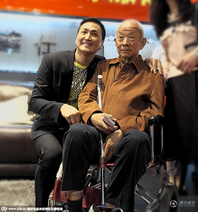 Những người hâm mộ Hà Gia Kính thuộc đủ lứa tuổi. Trong đó một cụ ông 80 tuổi ngồi xe lăn vẫn cố đến tham dự để gặp mặt “Ngự tiền thị vệ”.