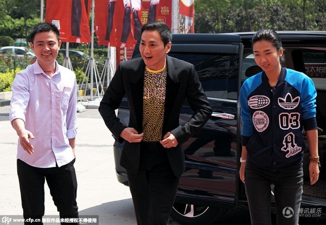 Chiều 2/5, đại hiệp “Triển Chiêu” Hà Gia Kính có mặt tại thành phố Tây An, tỉnh Thiểm Tây (Trung Quốc) tham dự sự kiện quảng cáo. Ngay khi anh xuất hiện từ bên ngoài, các phóng viên đã trầm trồ trước ngoại hình trẻ trung của tài tử.