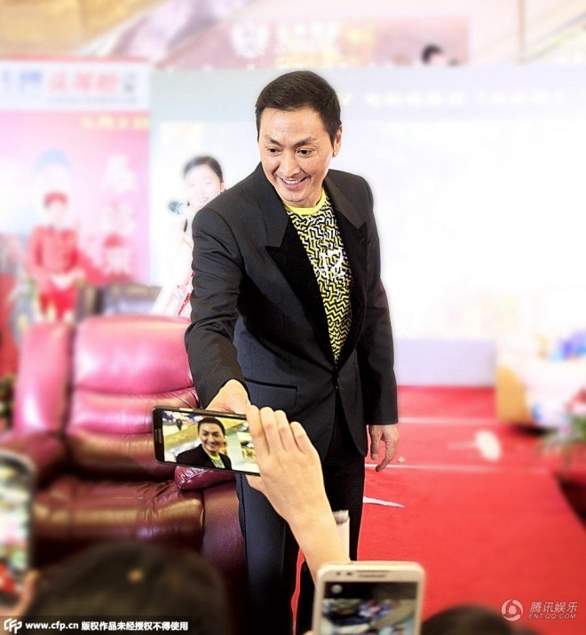 Hà Gia Kính năm nay đã bước sang tuổi 56, vóc dáng tăng cân đáng kể so với hình ảnh từ hơn 20 năm trước. Nhưng nhìn anh vẫn còn nguyên dáng dấp của Triển Chiêu năm nào, với nụ cười hiền và ánh mắt thẳng thắn đầy nam tính.