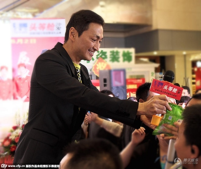 Sau hai lần yêu đương không thành với diễn viên Tố Mai và Lý Uyển Hoa, Hà Gia Kính hài lòng với cuộc sống độc thân hiện tại. Anh không có ý định kết hôn, chỉ tập trung vào việc kinh doanh. 