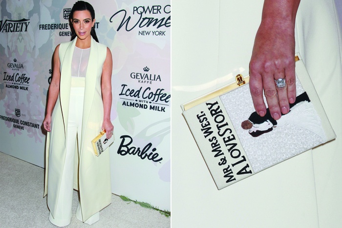 Mới đây, người đẹp truyền hình Kim Kardashian đến dự sự kiện với chiếc ví cầm tay của hãng Olympia Le-Tan có thiết kế như một cuốn sách. “Trang bìa” cuốn sách là hình vẽ đám cưới của cô với rapper Kanye West. Trên túi có dòng chữ “Ông bà West -  một chuyện tình”. Vào ngày 24/5, vợ chồng Kim sẽ tròn 1 năm kết hôn. 