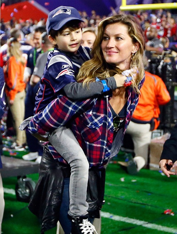 Chân dài người Brazil là người đến sau nhưng coi Jack như con đẻ. Cậu bé là con trai của cầu thủ bóng bầu dục Tom Brady với bạn gái cũ Bridget Moynahan. Vợ chồng Gisele và Tom cũng có 2 con chung. 