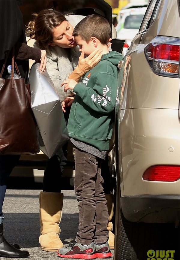 Đưa con trai riêng Jack Brady đến bến ga, siêu mẫu Gisele Bundchen nán lại để dỗ dành cậu bé đang buồn vì phải xa mẹ kế. 