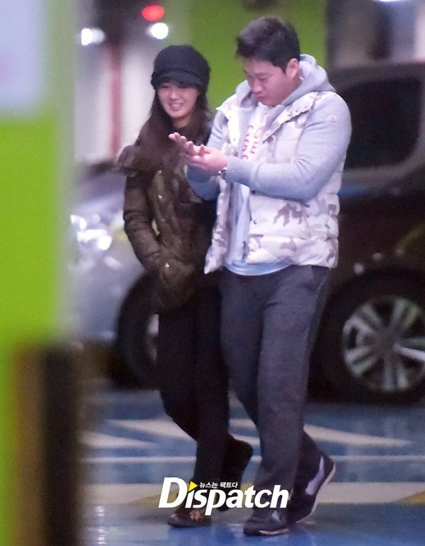 Bằng cách này, mối quan hệ sẽ được che đậy khéo léo. Bạn bè cũng có thể là người quản lý, nhân viên trong đoàn phim. Cặp Yoon Hyun Min – Jun So Min áp dụng hiệu quả bí quyết này. Gần đây nhất là Yuri (SNSD) và cầu thủ bóng chày Oh Seung Hwan chọn cách tìm hiểu nhau qua những buổi gặp gỡ bạn bè chung. 