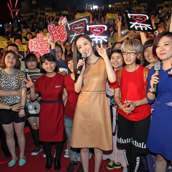 Dương Mịch chụp ảnh kỷ niệm cùng người hâm mộ. Cô chia sẻ hạnh phúc với cuộc sống hiện tại. Trong làng giải trí, cô được đánh giá may mắn khi có ông xã yêu chiều và chăm sóc từng ly từng tí.