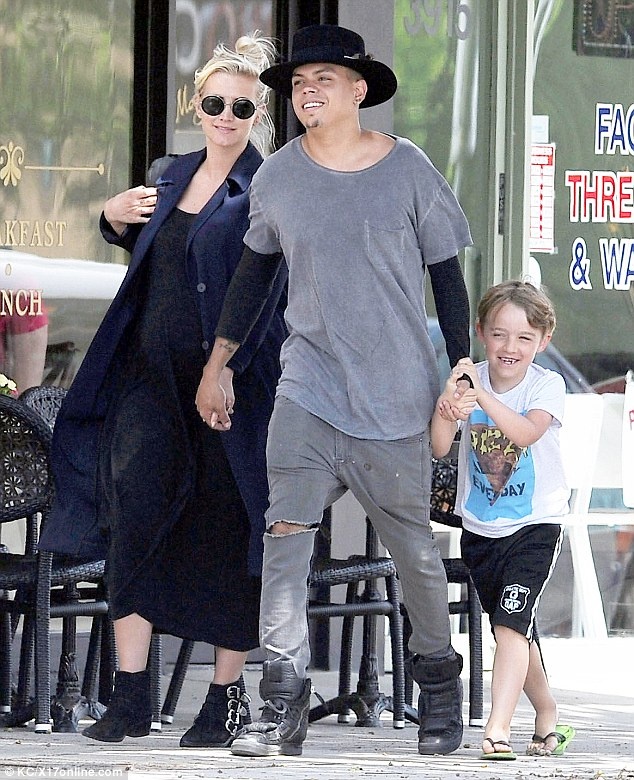 Diễn viên Evan Ross là người chồng thứ 2 của nữ ca sĩ xinh đẹp Ashlee Simpson. Trước khi gặp Evan, Ashlee kết hôn và có một cậu con trai Bronx với rocker Pete Wentz. Chia sẻ về con trai riêng của vợ, Evan nói: “Thằng bé tuyệt vời vô cùng. Tôi học hỏi được từ cậu bé nhiều điều. Bronx rất háo hức khi Ashlee và tôi sắp kết hôn”. 