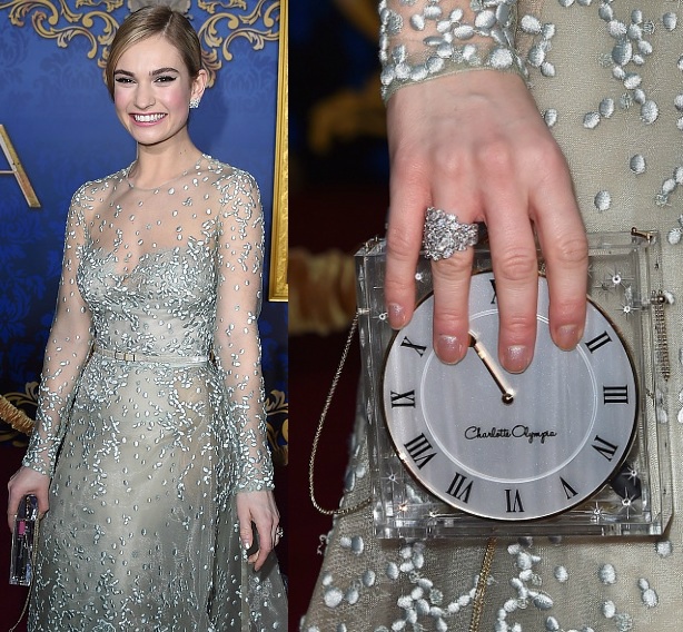 “Lọ Lem” Lily James hai lần mang đến nét tươi mới cho thảm đỏ Cinderella bằng chiếc túi ấn tượng. Đó là thiết kế hình đồng hồ trong suốt của hãng Charlotte Olympia ăn ý với bộ váy xuyên thấu hiệu Elie Saab. 