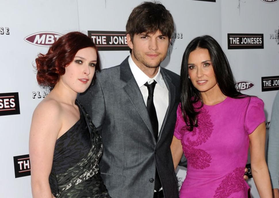 Khi còn là vợ chồng, tài tử Ashton Kutcher có mối quan hệ khá thân thiết với 3 con gái riêng của minh tinh Demi Moore. 