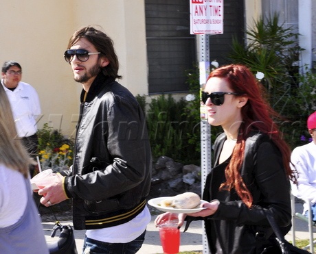 Cùng ở độ tuổi nên Ashton dễ dàng chiếm được cảm tình của họ. Đặc biệt là con gái lớn Rumer Willis. Sau khi ly hôn, Ashton vẫn giữ liên lạc với con gái của vợ cũ. 