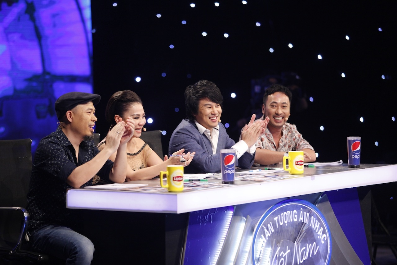 Tuần sau, 5 thí sinh nam sẽ cùng nhau tranh tài ở vòng Studio. Đêm thi trực tiếp đầu tiên của Thần tượng âm nhạc Việt Nam 2015 được phát sóng vào lúc 20h chủ nhật, ngày 10/5 trên kênh VTV3. Trong ảnh: Bộ tứ giám khảo ở vòng Nhà hát gồm nhà sản xuất âm nhạc Huy Tuấn, ca sĩ Thu Minh, nhạc sĩ Thanh Bùi, và đạo diễn Nguyễn Quang Dũng. 