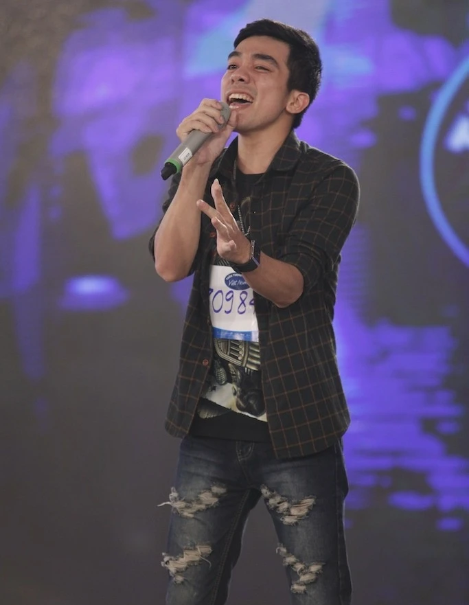 Tối 3/5, tập 5 Vietnam Idol 2015 tiếp tục lên sóng trong sự chờ đợi của khán giả truyền hình cả nước. 43 thí sinh xuất sắc giành vé vàng tại vòng loại phải chinh phục thử thách mới mang tên Nhà hát. Trải qua hai phần thi căng thẳng, khốc liệt gồm hát với đàn piano và trình diễn cùng ban nhạc, Ngô Thế Phương đoạt cơ hội đầu tiên vào top 10.