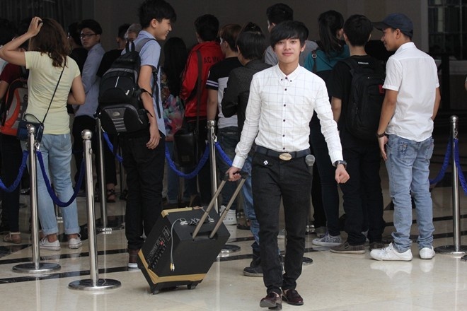 Tối 3/5, tập 5 Thần tượng âm nhạc Việt Nam 2015 tiếp tục được phát sóng với những phần thi ở vòng Nhà hát. Việc ban giám khảo chỉ chọn 10 cái tên đi tiếp trong tổng số 43 nhân tố giành vé vàng khiến cuộc đua vào vòng Studio giữa các thí sinh trở nên căng thẳng, khốc liệt hơn. Bùi Vĩnh Phúc là gương mặt thu hút nhiều sự chú ý của truyền thông lẫn khán giả truyền hình tại vòng loại. Thế nhưng, anh sớm phải rời chương trình.