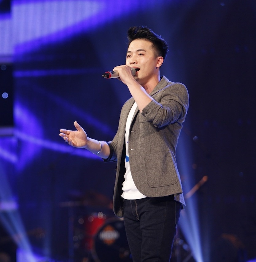 Thầy giáo trẻ Bùi Minh Quân giành chiếc vé thứ tư trong tổng số 5 cơ hội đi tiếp cho các thí sinh nam ở mùa 6 Vietnam Idol. Với tiết mục Chạm, “sát thủ có nụ cười trẻ thơ” nhận được góp ý thẳng thắn từ ban giám khảo, họ cho rằng cách hát của anh chưa xứng với nụ cười rất duyên trên môi. 