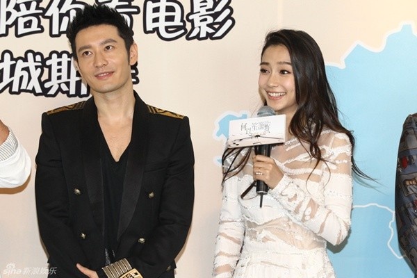 Cặp đôi thân mật trước ống kính.