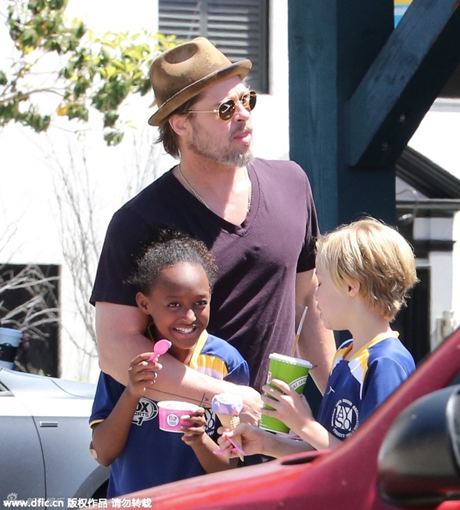 Brad Pitt chăm sóc Shiloh, Zahara cẩn thận.