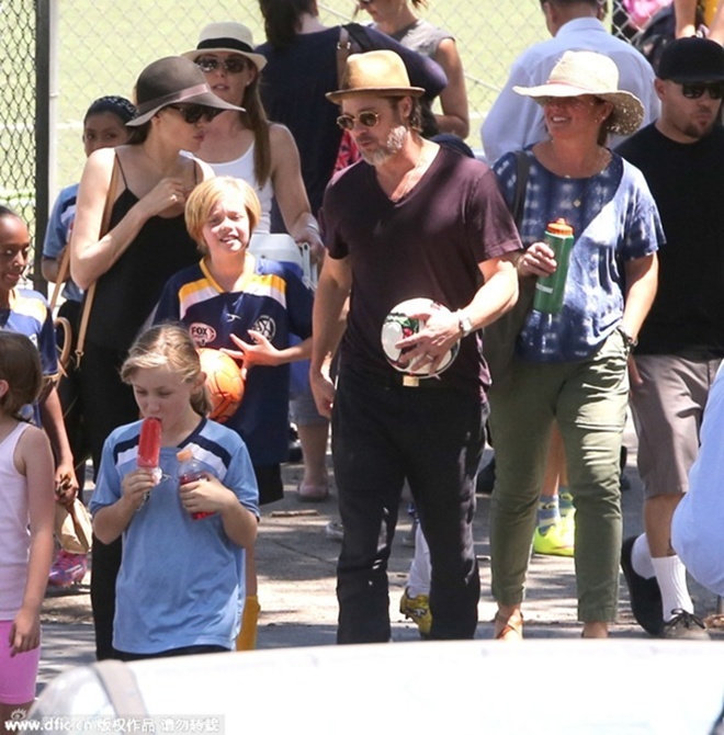 Sau khi trận bóng kết thúc, Brad, Angelina cùng bé Shiloh và Zahara đi bộ ra xe. Sự nổi bật của gia đình quyền lực khiến các tay săn ảnh bám riết không dừng.