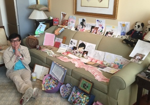 Thanh Long khoe qua, tien mung sinh nhat phu kin ghe sofa hinh anh