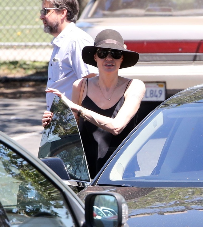 Khi lên xe ra về, Angelina Jolie không quên chào người hâm mộ.