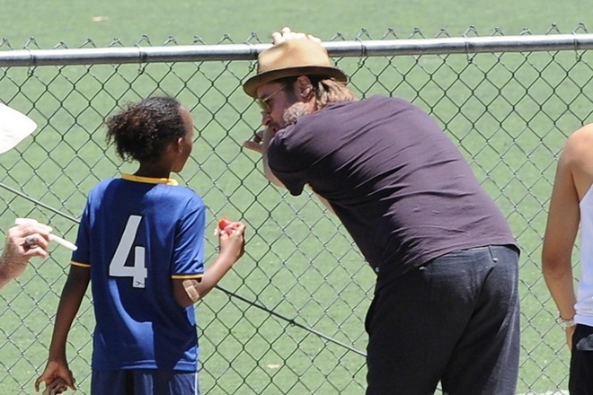 Ông bố nổi tiếng thỉnh thoảng quay ra trò chuyện với cô con gái Zahara.